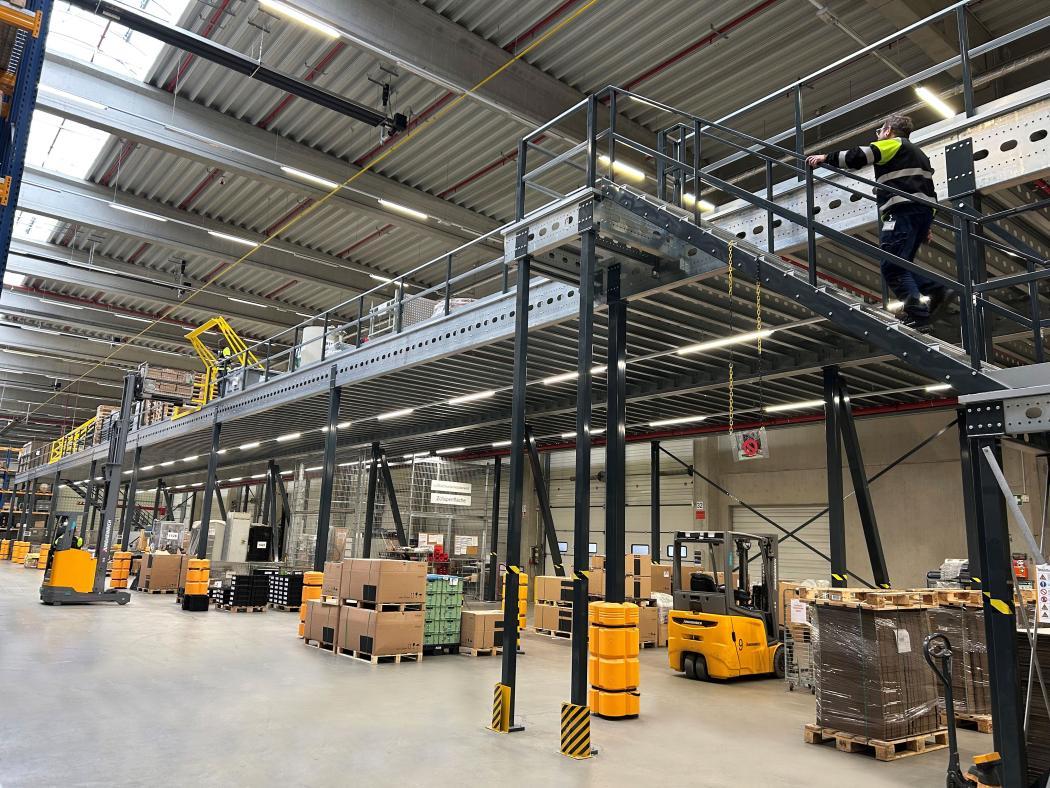 Flächenerweiterung durch Lagerbühne: Über zwei Palettenschleusen transportiert Craiss langsam drehende Artikel und Verpackungsmaterialien ins Blocklager und entlastet so die Regalanlagen für andere Güter. Foto: Craiss