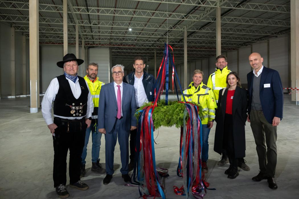 Richtfest für das neue Fiege-Logistikzentrum in Borna (v.l.): Ralf Peukert (Zimmerei und Holzbau Peukert), Armin Schuster (Projektleiter Goldbeck), Oliver Urban (Oberbürgermeister der Stadt Borna), Achim Schuster (Geschäftsführer Goldbeck), Karin Heitmann (Bauleiterin Goldbeck), Peter Bertels (Projektleiter Fiege Real Estate), Cathérine Asbree-Greve (Projektleiterin Fiege Real Estate) und Nikolaus von Blomberg (Managing Director Fiege Real Estate). Foto: Fiege