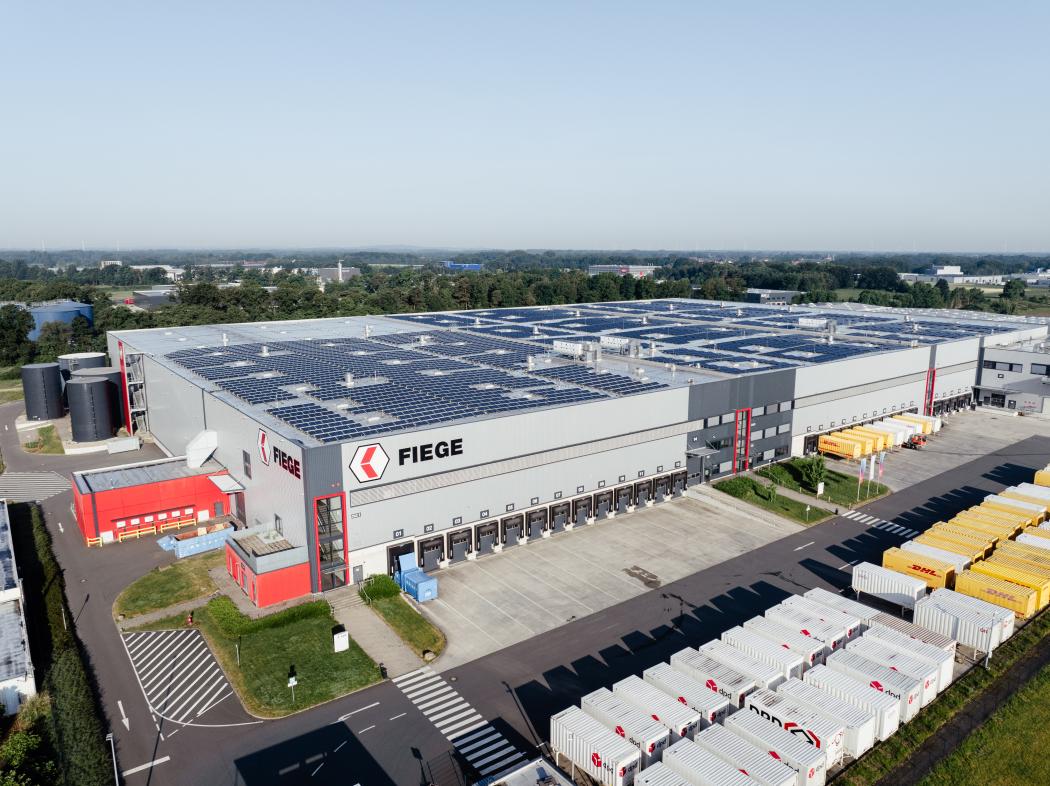 PV-Module bedecken große Dachflächen am Fiege-Standort in Greven-Reckenfeld – Teil eines umfassenden Infrastrukturkonzepts. | Foto: Fiege