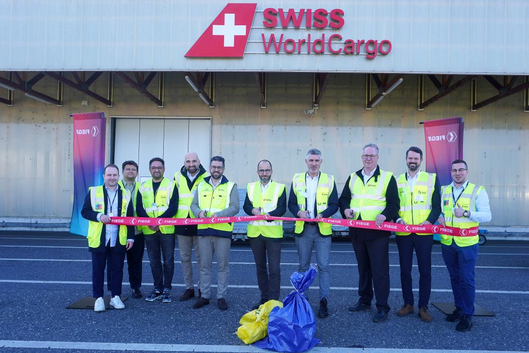 Neue Partnerschaft (v.l.): Florian Egner (Fiege), Konrad Gastpari (Swiss WorldCargo), Mathijs van der Lei (Fiege), Massimiliano Ferro (Swiss WorldCargo), Benjamin Looser (Fiege), Christian Wyss (Swiss WorldCargo), Vinko Castrogiovanni (Fiege), Alan Fischer (Swiss WorldCargo), Jannis Kumbrink (Fiege) und Ionut-Gabriel Bostinariu (Fiege). Foto: Swiss WorldCargo