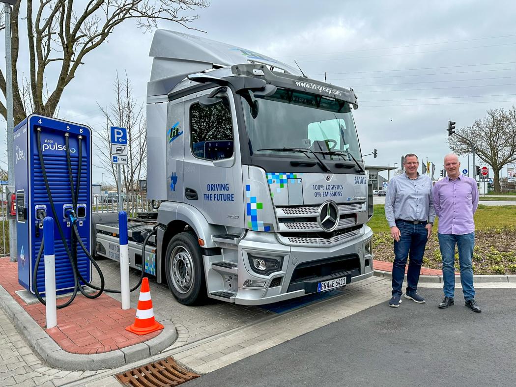 Die L.I.T. Gruppe setzt im täglichen Shuttleverkehr zwischen Brake und Bremen eine vollelektrischen Lowliner-Sattelzugmaschine ein. Im Bild (v.l.): Claas Bunjes, Leitung Mobility &amp;amp; Digital Solutions und Ralf Biere, Projektmanagement Automotive. Foto: L.I.T. Gruppe
