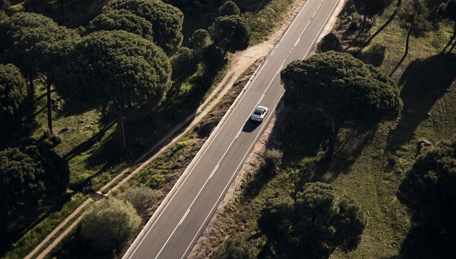 Am Heck ohne Heckscheibe erkennt man den Polestar 4. Auch er wird immer nachhaltiger hergestellt. | Foto: Polestar