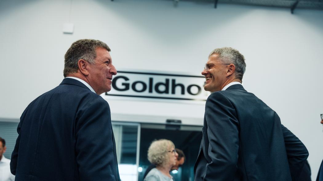 Besucher aus Politik und Wirtschaft informierten sich vor Ort über aktuelle Entwicklungen in Produktion, Logistik und Genehmigungspraxis. | Foto: GOLDHOFER