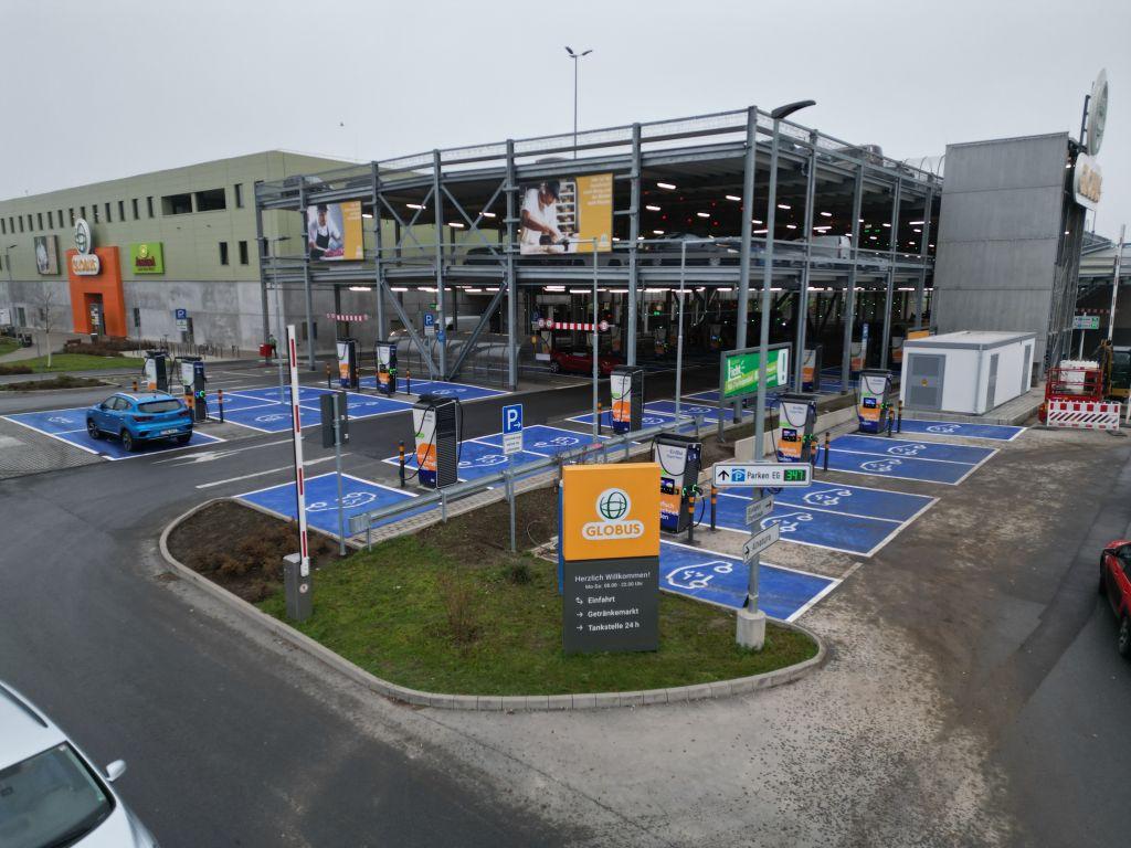 Flotter Zubau bei schnellen Ladern: Gerade die HPC-Infrastruktur hat sich in den letzten Jahren rasent entwickelt, zuletzt etwa mit dem Mega-Ladepark am Globus-Markt in Eschborn. Allein, die Auslastung krankt, was am lahmenden E-Hochlauf liegt. Daher fordert der BDEW eher eine Offensive mit "günstigen E-Autos". | Foto: EnBW
