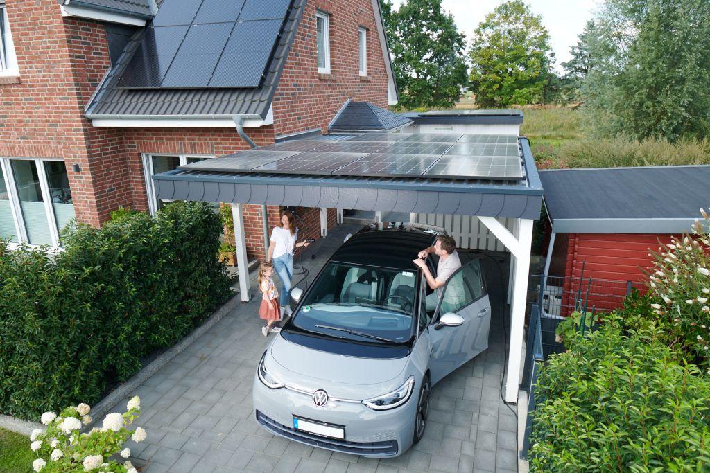 Traum-Kombination: Das E-Auto mit dem eigenen Solarstrom vom Dach laden, eine Option, die vor allem viele Familien nutzen. | Foto: E.ON/Malte Braun