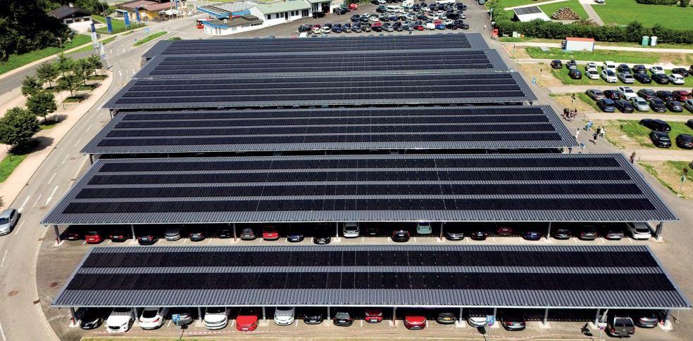 Parken mit Sinn: 273 Pkw-Stellplätze werden von den Solardächern überspannt, an 62 gibt es Ladepunkte für E-Autos. Weitere Expansion ist bereits vorgesehen. | Foto: Watzmann Natur Energie