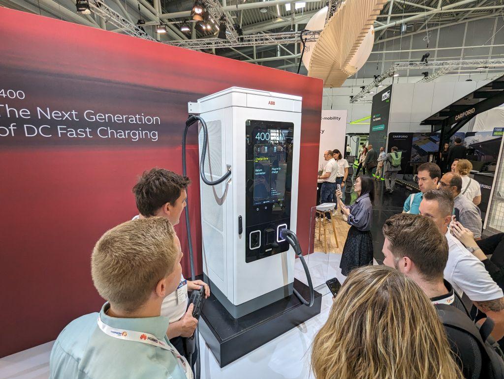 ABB sieht sich gut aufgestellt in Sachen US-Zölle und verfolgt auch mit seiner E-Mobility-Sparte langfristige Strategien etwa für Lösungen gegen die Klimakrise. | Foto: J. Reichel