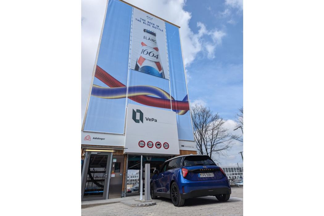 Schlauer Tower: Im VePa-Turm am Werksviertel lässt sich ab Mai parken und laden in einem. | Foto: J. Reichel
