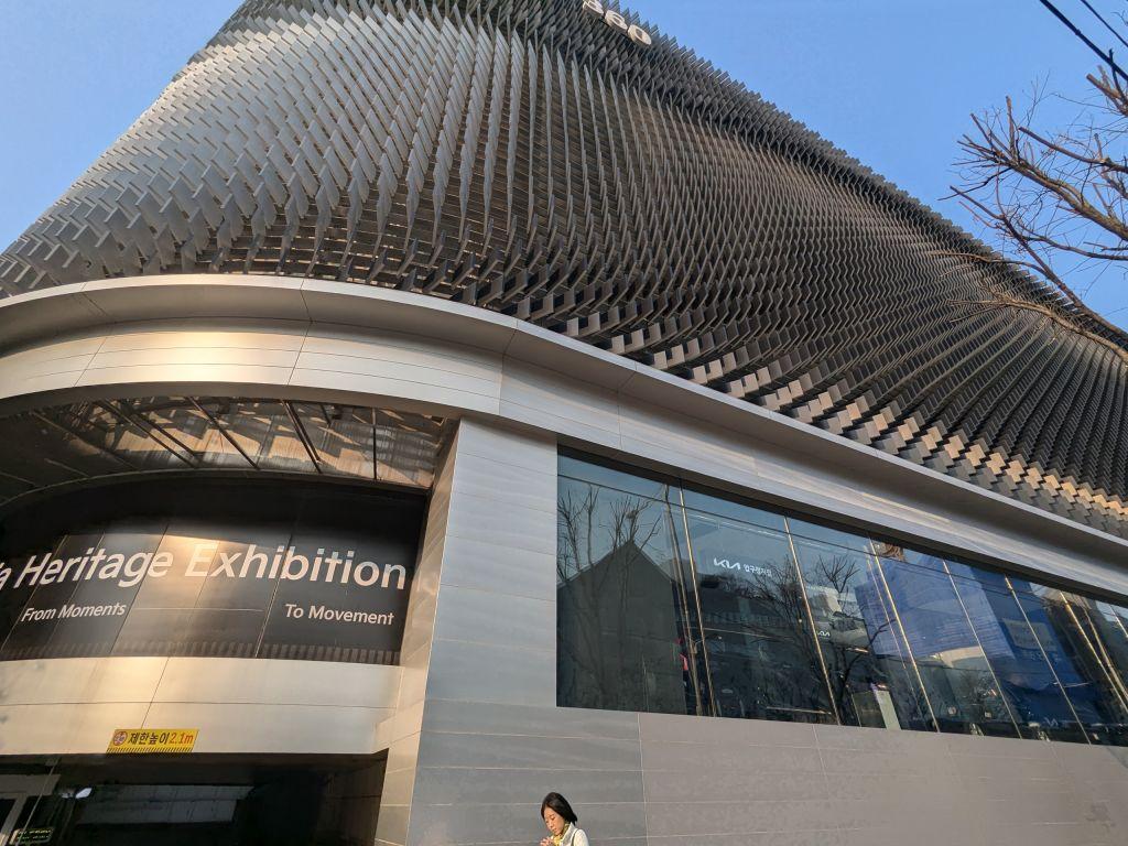 Spacig: Die Architektur der Kia360-Markenwelt setzt ein Highlight in den Straßen von Seoul, die häufig von grauen Hochhausblöcken gekennzeichnet sind. | Foto: J. Reichel