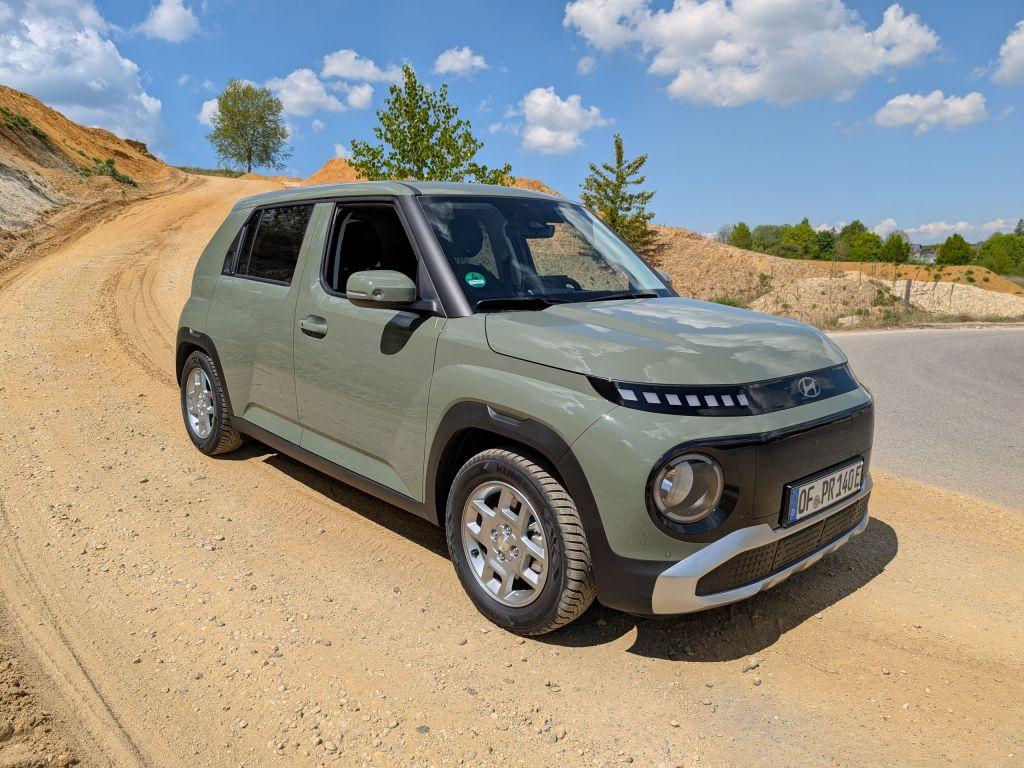 Der Eindruck täuscht: Der khaki-farbene Inster hat keine Geländeambitionen, auch wenn er wie ein Mikro-SUV aussieht. | Foto: J. Reichel