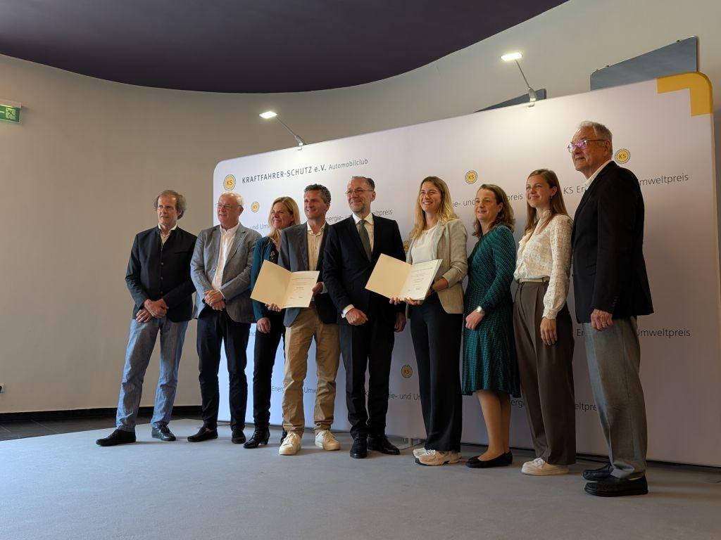 Ausgezeichnete Innovationen: Der 43. KS Umweltpreis würdigte Contis Öko-Pneu UltraContact NXT sowie die Depotladelösung von Siemens DepotFinity. | Foto: J. Reichel