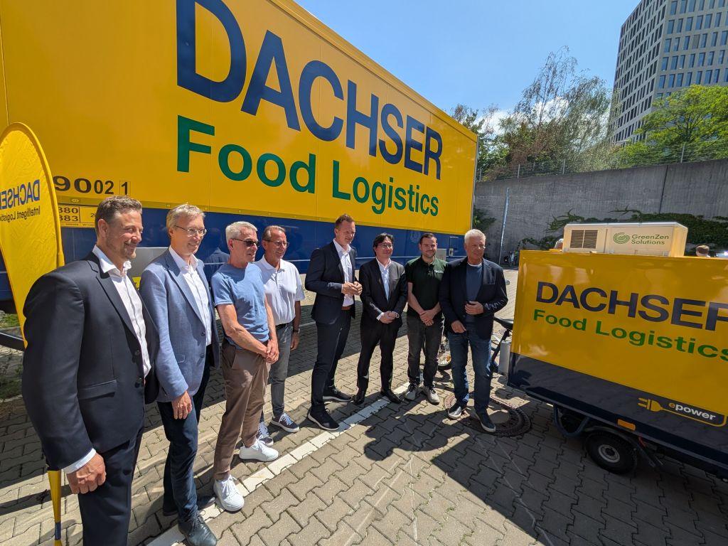 Großer Bahnhof für kleine Laster: Im Beisein von Münchnens Oberbürgermeister Dieter Reiter und Mobilitätsreferent Georg Dunkel launchte Dachser offiziell die Premiere für Kühllogistik per Cargobike in München. | Foto: J. Reichel