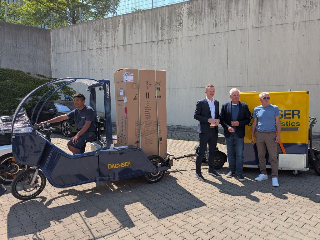 Prominent besetzt: Münchens OB Dieter Reiter, in der Mitte neben Mitinitiator und Radlogistiker Peter Blösl (r.) und Dachser Managing Director Food Logistics Stefan Behrendt, outete sich selbst als nicht unbedingt fahrradfreundlich, aber gewerblich genutzte Lastenräder hält er für überaus sinnvoll. | Foto: J. Reichel
