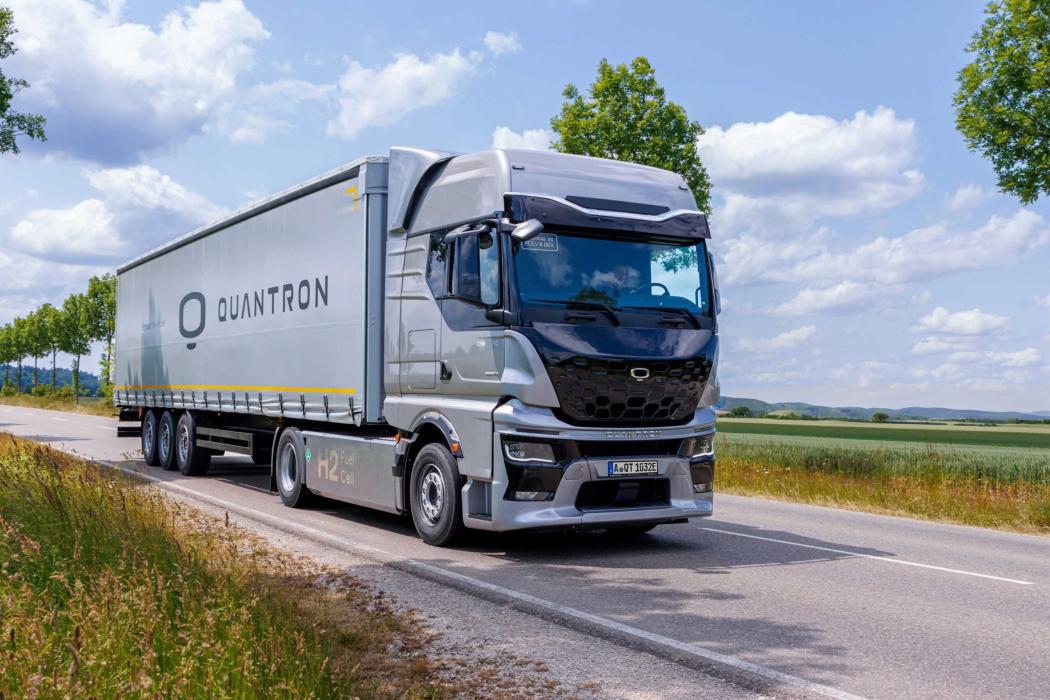 Auf welche Technologie Quantron künftig vorwiegend setzen wird, ob auf Modelle wie den QHM FCEV mit Brennstoffzellentechnik oder doch vollelektrische Fahrzeuge, ist derzeit noch völlig offen. (Foto: Quantron)