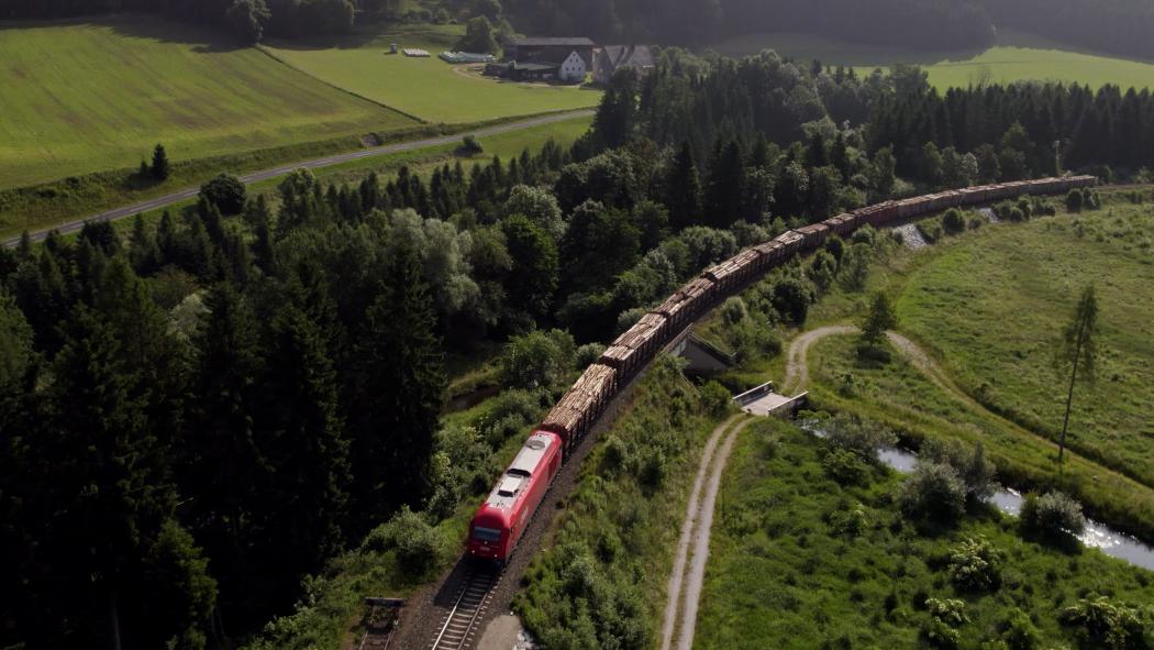 Die RCG transportiert im Auftrag von Papierholz Austria Hackgut und Rundholz - pro Jahr werden circa 40.000 Güterwagen über firmeneigene Anschlussgleise abgewickelt. (Foto: Groox)