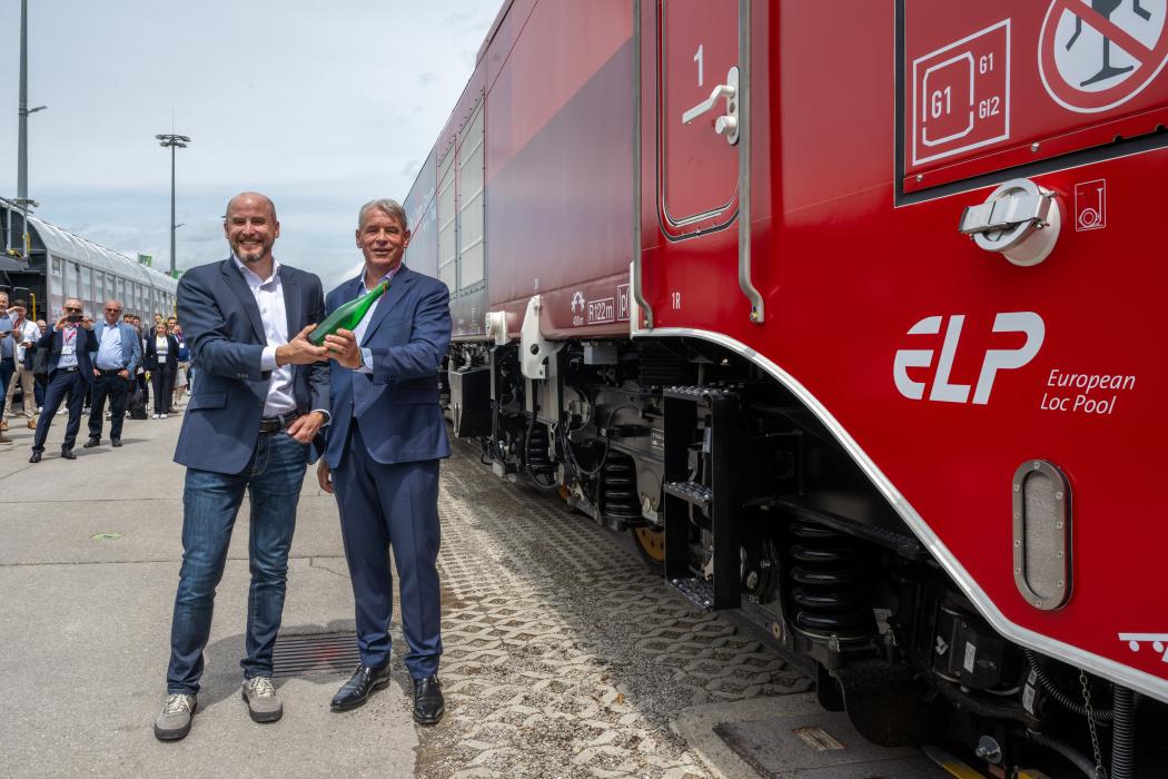 Feierliche Loktaufe durch Clemens Först (CEO RCG) und Willem Goosen (CEO ELP) in München. Foto: RCG/Einberger