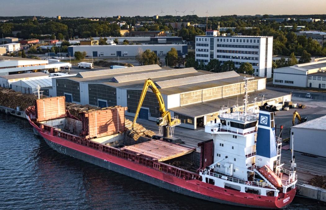 Blick auf das Gelände des Rostocker Fracht- und Fischereihafens, wo unterschiedliche Güterarten regelmäßig umgeschlagen werden. | Foto: RFH