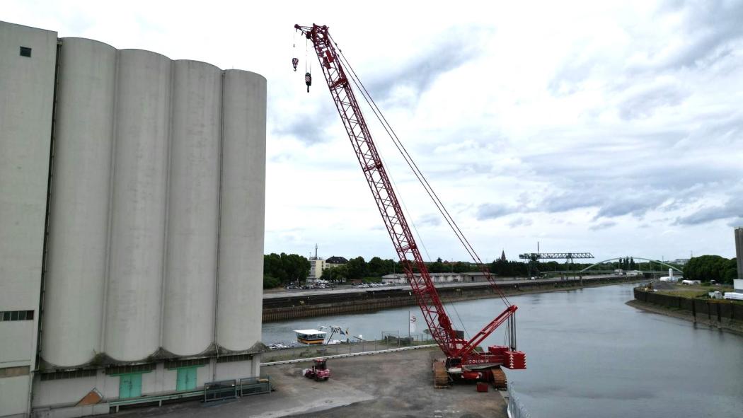Ein erster Raupenkran von Colonia wurde bereits am Lagerhauskai im Niehler Hafen in Köln stationiert. Foto: RheinCargo 