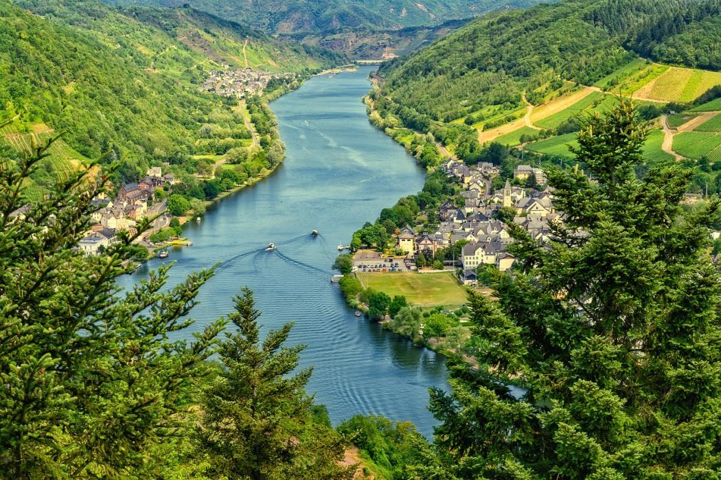 Die Mosel aus der Vogelperspektive: Ab Juli 2025 soll die Schifffahrt hier abgabenfrei möglich sein. (Foto: Pixabay)