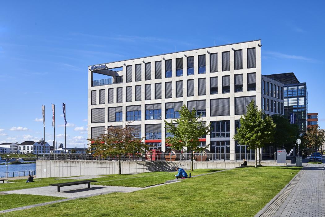 Das Logistikunternehmen möchte einen neuen Branchenmaßstab für die Einhaltung der Good Distribution Practice (GDP) setzen. Im Foto: der Hauptsitz von Röhlig Logistics in der Bremer Überseestadt. (Foto: Röhling Logistics)