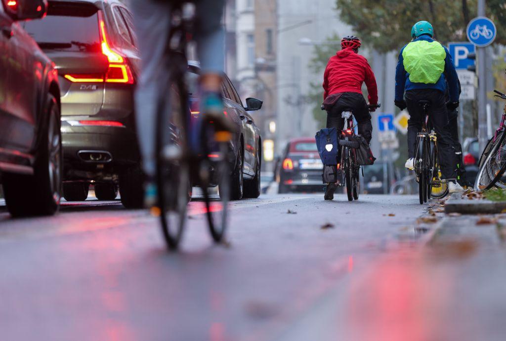 Das Auto dominiert die Mobilität, aber langsam kommen in ganz Europa Alternativen auf, Rad, Fuß, ÖPNV und Carsharing. | Foto: dpa/Jan Woitas