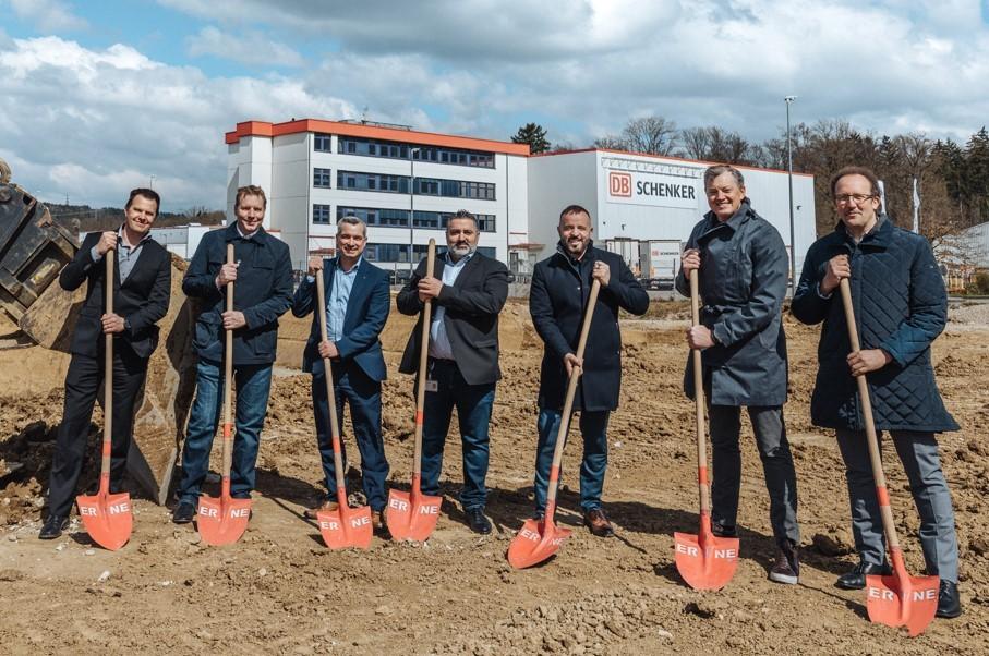 Schenker Schweiz AG (v.l.): Claudio Wanner (Real Estate &amp;amp; Facility Management), Martin Fiechter (Head of CoDi &amp;amp; Terminal), Mirco Schären (Projektleiter Bau/Head of Business Services), Basaran Yildirim (Head of Land Transport Switzerland), Antonio Klöti (Managing Director Switzerland) sowie Ralf Többe (CEO Cluster DE/CH, Schenker Deutschland AG) und Pascal Elke (Terminal Management, Schenker Schweiz AG). Foto: Schenker Schweiz AG/Lara Kaiser