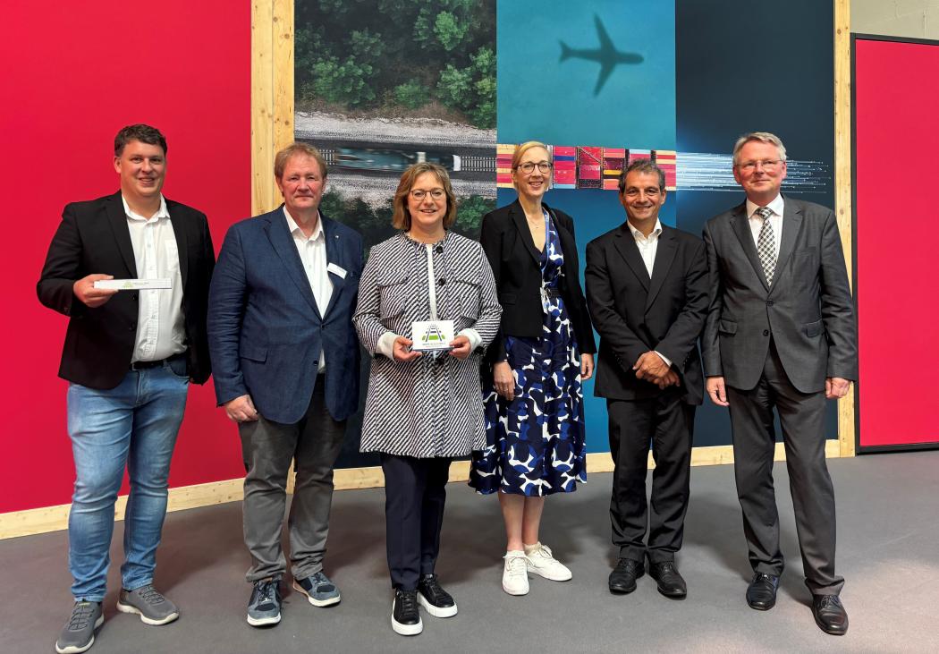 (V.l.n.r.): Matthias Prochazka (Leiter Schienenverkehre, ARS Altmann AG), Georg Lennarz (Fachbereichsleiter Marktfragen Güterverkehr, Verband Deutscher Verkehrsunternehmen VDV e.V), Dr. Petra Seebauer (Geschäftsführerin, LKZ Prien GmbH), Yvonne Bounin (Leiterin Vertrieb und Kommunikation, DB InfraGo AG), Peter Westenberger (Geschäftsführer, Die Güterbahnen) und Dr. Martin Neese (Chief Commercial Officer, VTG Gruppe). (Foto: ARS Altmann AG/Mathias Frohnapfel)