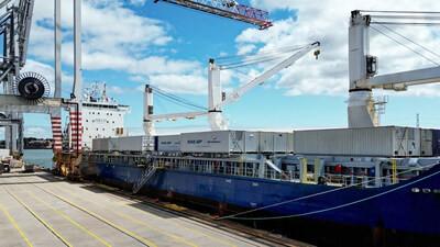 Logistikpersonal bei der Vorbereitung der Regatta-Infrastruktur – der Betrieb läuft zwischen Terminaltechnik und Hochleistungssegeln auf Hochtouren. | Foto: DP World