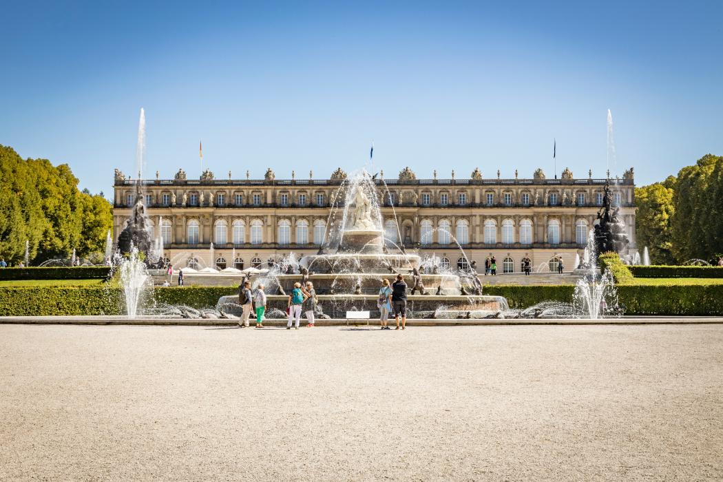  Schloss Herrenchiemsee mit Latonabrunnen und Wasserspielen. | Foto: Chiemsee-Alpenland Tourismus, Bayerische Schlösserverwaltung, Thomas Kujat