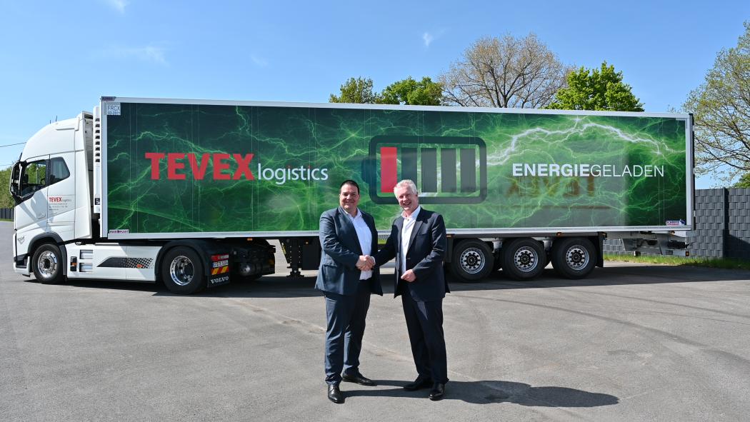 Nachhaltiger Kühltransport: Dirk Mutlak und Andreas Schmitz bei der Fahrzeugübergabe. Foto: Schmitz Cargobull