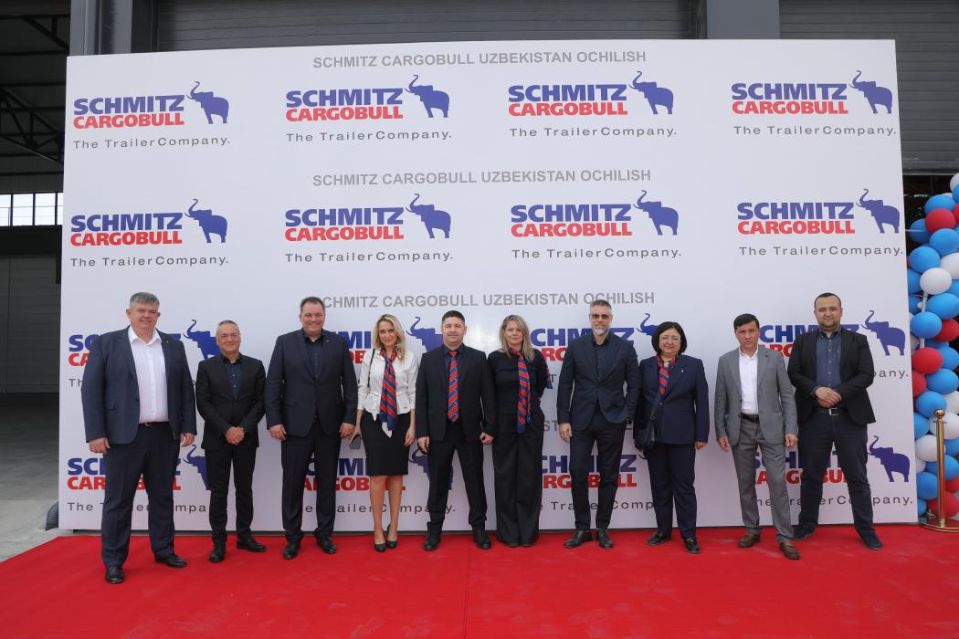 Das Schmitz Cargobull Team (v.l.): Ivan Gassov (Aftersales Management KAZ), Mile Mishevski (Sales Director East Europe), Ralph Kleideiter (Vertriebsvorstand), Nino Menabde (Sales Support &amp;amp; Administration Georgia), Artem Svintsov (Country Manager Georgia), Marija Mishevska (Sales Support Eastern Europe), Evgenij Sajaz (Regional CFO East-Europe), Sabokhon Kayumova (Sales Director Uzbekistan) und Rakhimov Nurmukhamad (Firmengründer von Chirchiq Technodom LLC). Foto: Schmitz Cargobull