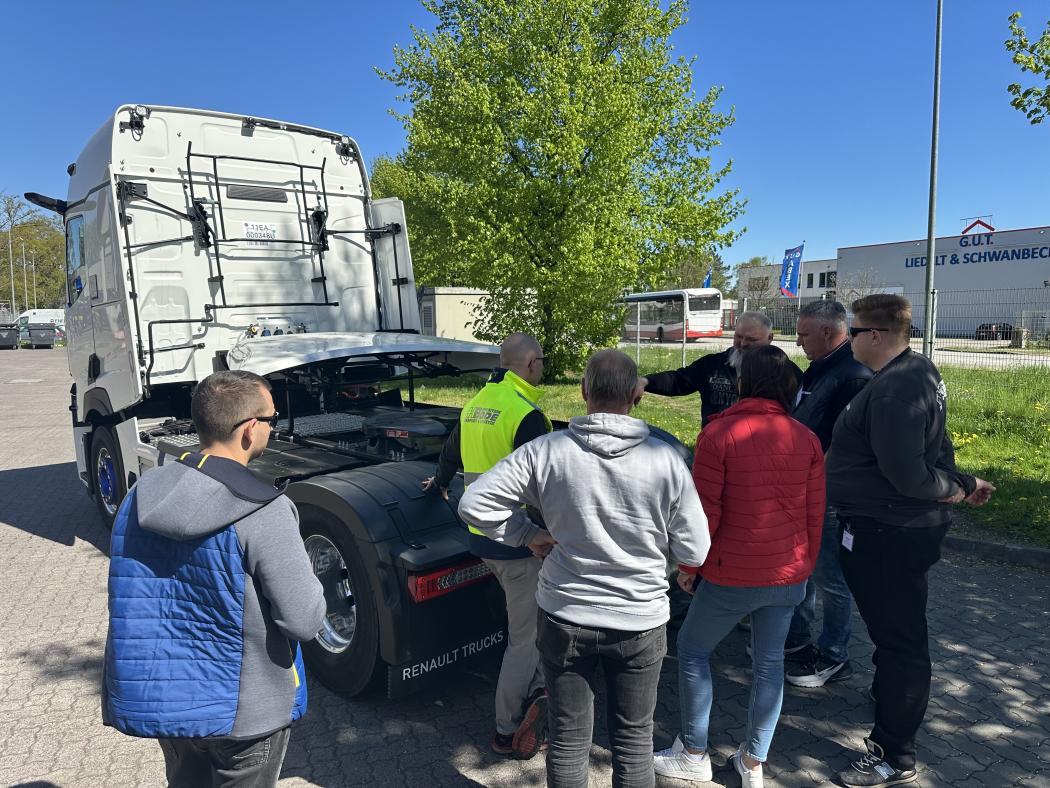 Wie leicht sich schwere Elektro-Lkw steuern lassen, das wollte Renault Trucks beim Fahrtraining für Speditionsprofis  demonstrieren. (Foto: Renault Trucks)