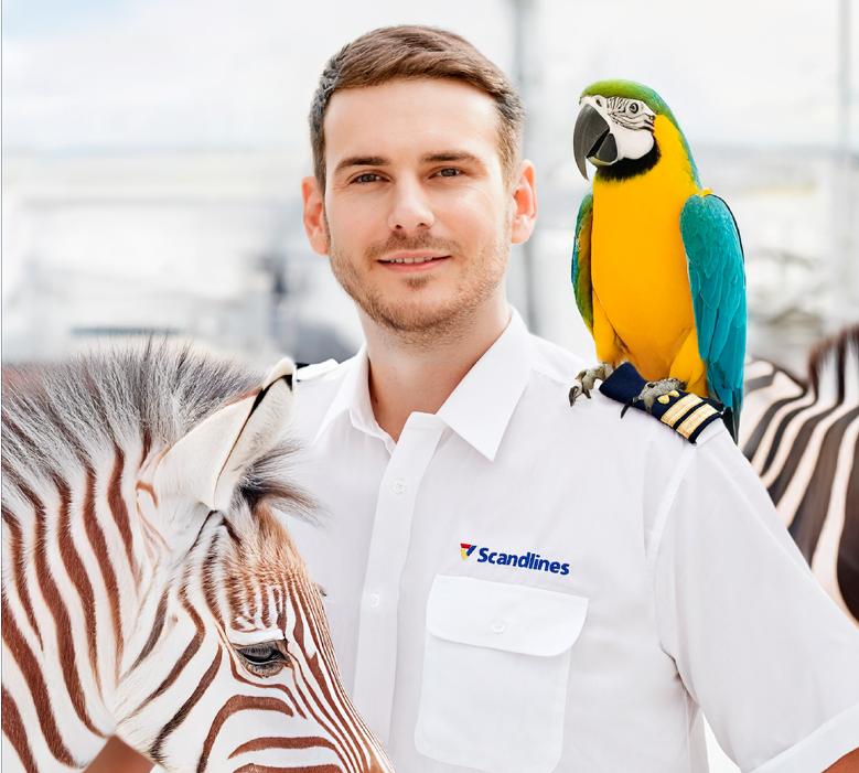 „Captain Jack“ im Gespräch: Ein Tierpfleger kümmert sich an Bord um den sprechenden Papagei. (Foto: Scandlines)