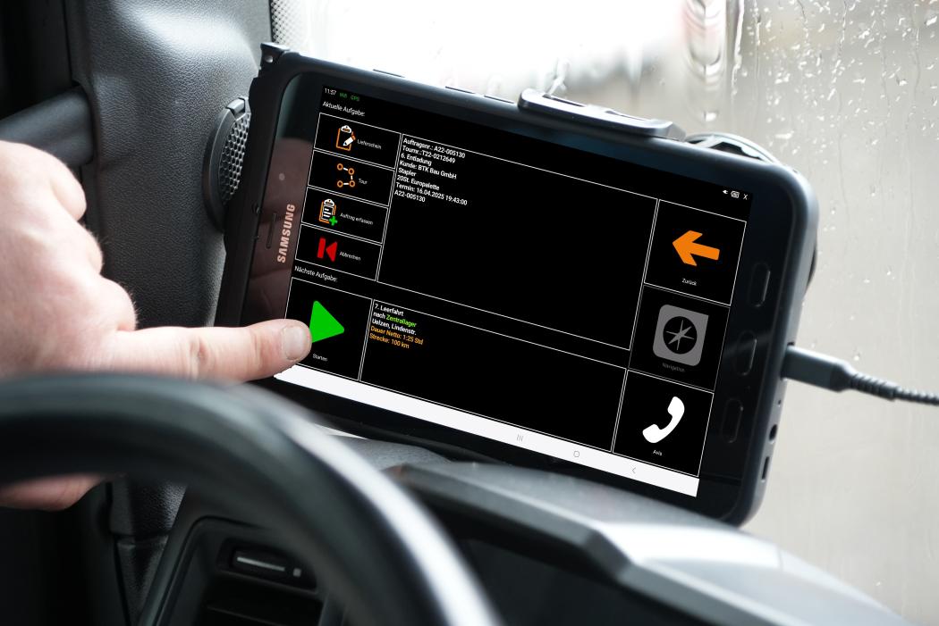 Solvares Logistics presents new software solutions for efficient transport planning, management, and optimization in Munich. (Photo: Solvares)