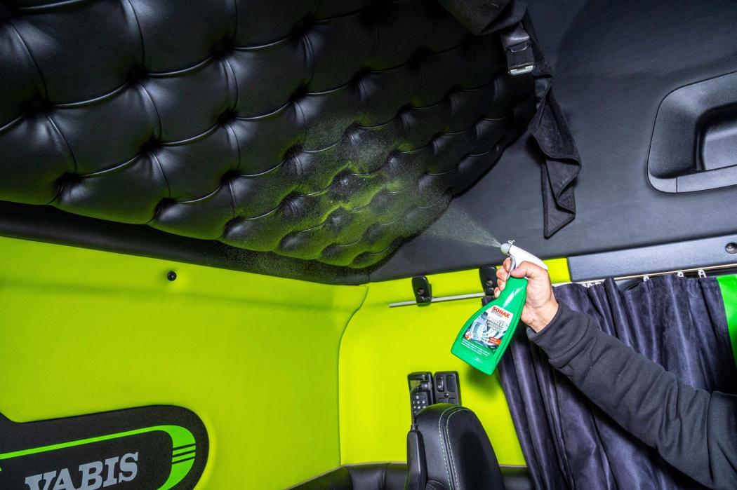 Keine Chance dem Mief - der SmokeEx-Spray bindet dem Hersteller zufolge schlecht riechende Partikel und soll langanhaltend von störenden und unangenehmen Gerüchen befreien. (Foto: Sonax). 