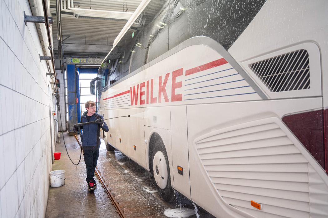 Mit dem Hochdruckreiniger entfernt der Mitarbeiter den durch das Reinigungsmittel MultiClean Truck + Bus gelösten Schmutz. (Foto: Sonax)