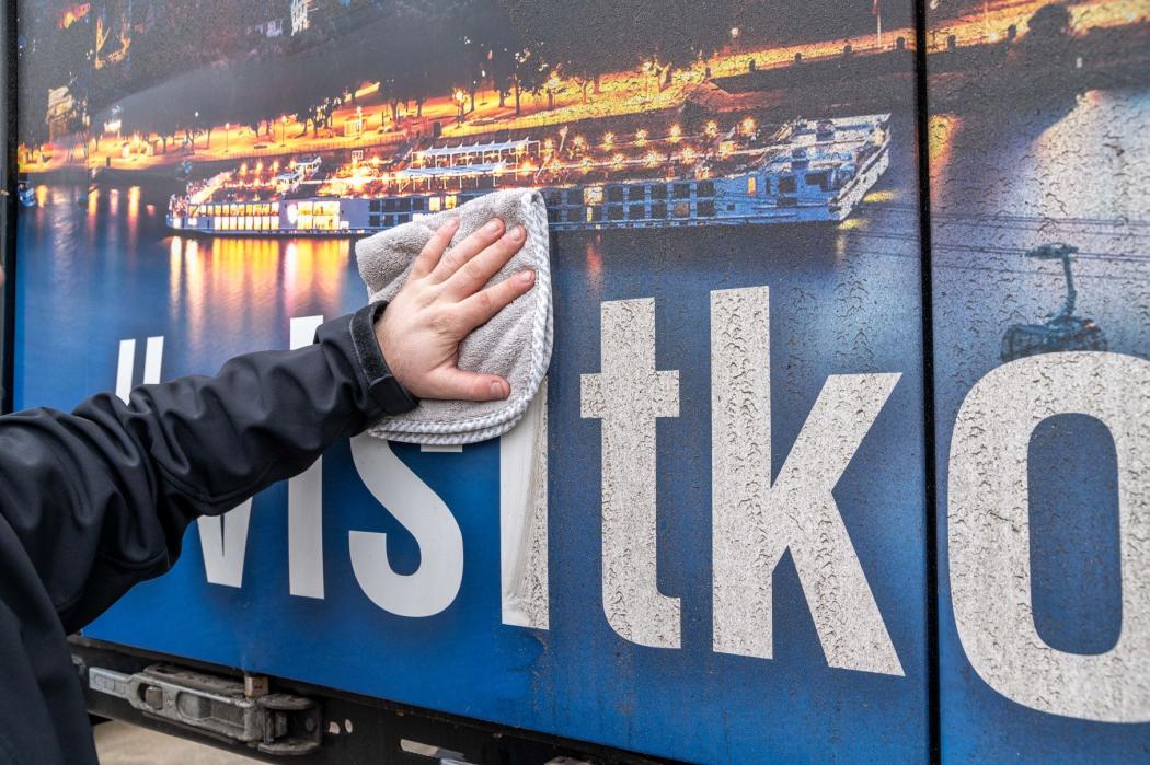 Mit der „Trockenwäsche“, einem Druckpunkt-Zerstäuber und einem Mikrofasertuch sollen sich wasserlos kleinere Verschmutzungen auch auf dem Rastplatz entfernen lassen. (Foto: Sonax)