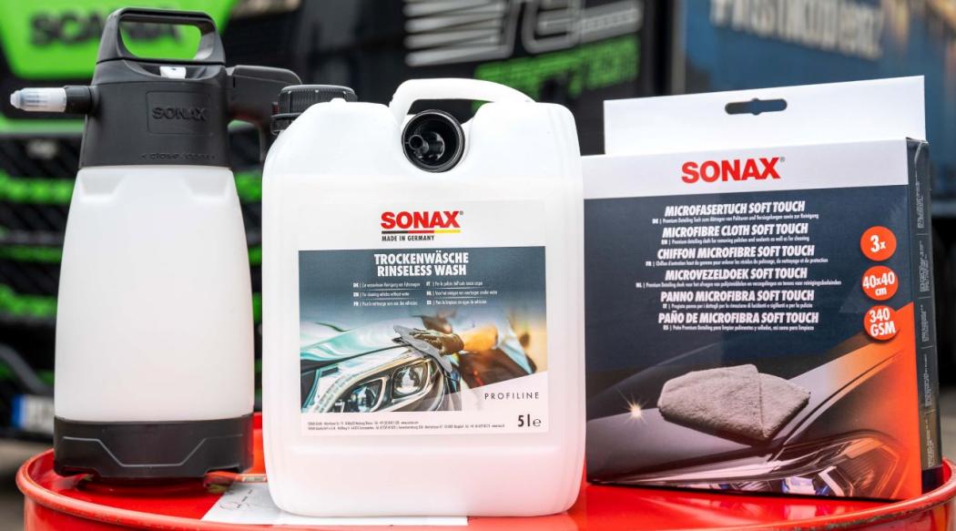 Mit diesen drei Utensilien – der „Trockenwäsche“, einem Druckpunktzerstäuber und einem Mikrofasertuch – lassen sich wasserlos kleinere Verschmutzungen auch auf dem Rastplatz entfernen. (Foto: Sonax)