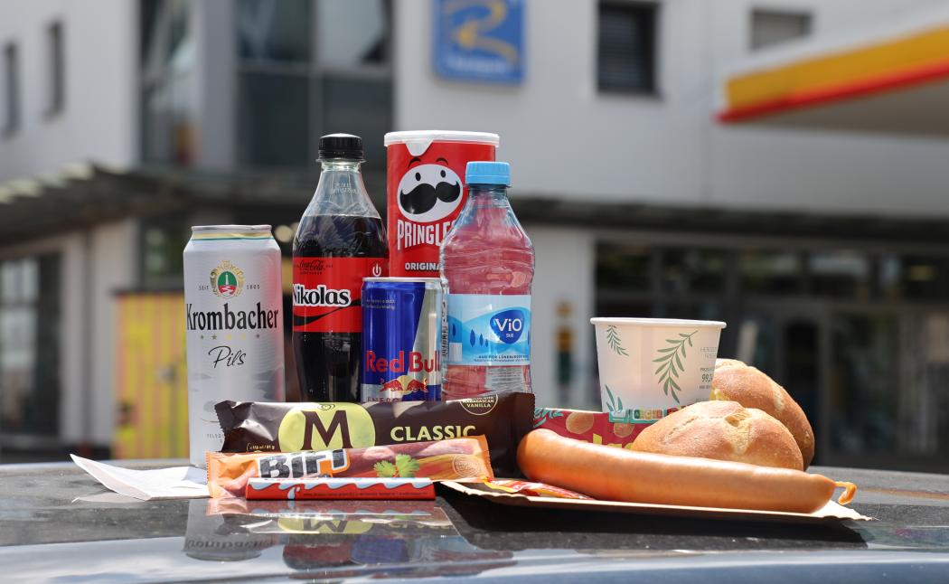 Lkw und Pkw beim Zwischenstopp an einer vielbefahrenen Autobahnstrecke. | Foto: Mobil in Deutschland
