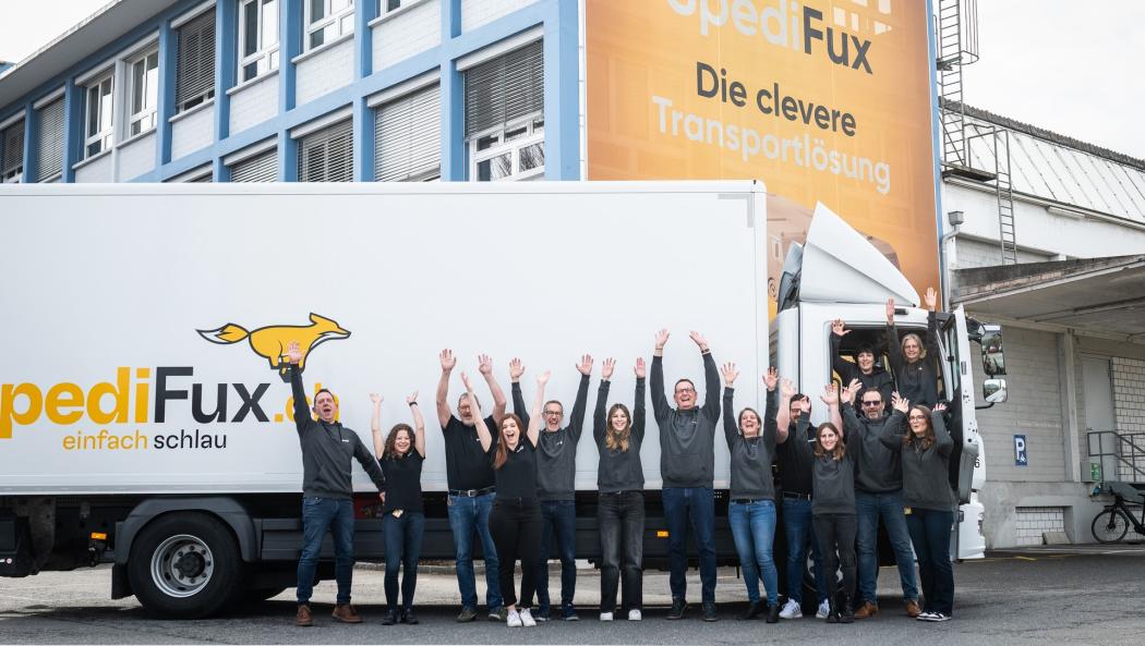 Fünf Jahre Spedifux: Das Team feiert den Meilenstein. (Foto: Spedifux)