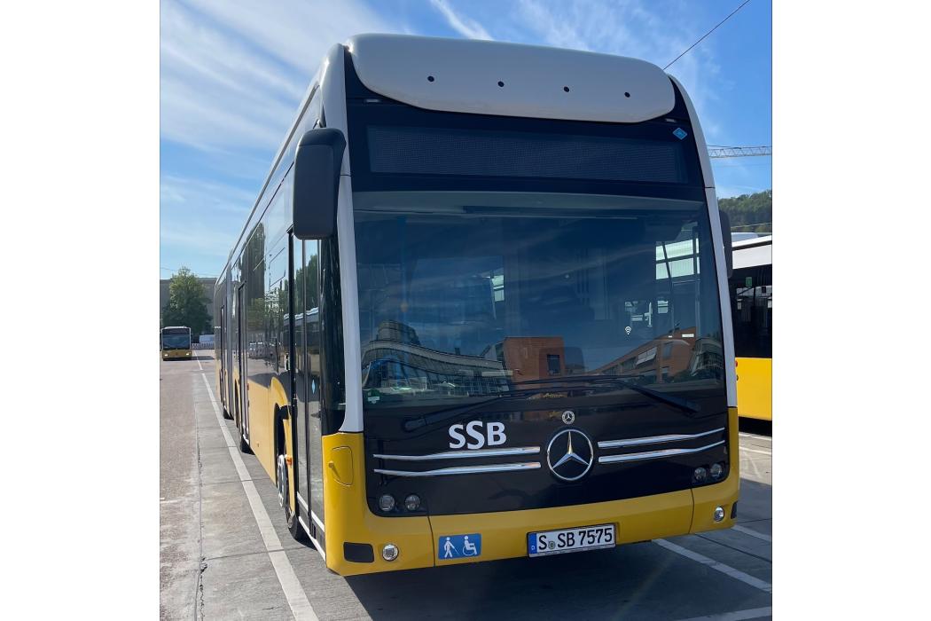 Goodyear-Reifen kommen ab sofort auf allen Achspositionen in der Busflotte der SSB, der Stuttgarter Straßenbahnen AG, zum Einsatz. Wie beide Unternehmen heute mitteilten, wird der Goodyear Urbanmax, der Busreifen für erhöhte Effizienz und Zukunftssicherheit, künftig flottenweit auf der Lenkachse gefahren. Auf den Hinterachsen werden andere Modelle aus dem Goodyear-Sortiment verwendet. | Foto: Goodyear