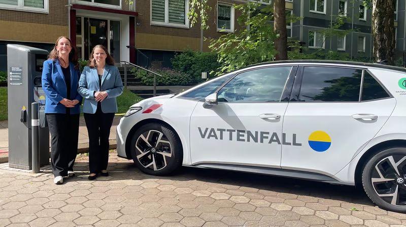 Startschuss für neues öffentliches Ladenetz mit Vattenfall in Hamburg (v. l.): Franziska Schuth-Krohn und Melanie Leonhard. | Foto: Vattenfall