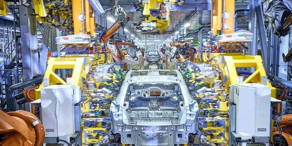 Am einfachsten könnte man vielleicht den Q4 e-tron in den USA montieren: er teilt sich viele Baugruppen mit dem VW ID.4, der in Chatanooga montiert wird. Hier ein Bild der Montage in Zwickau. | Foto: Audi/Stefan Warter