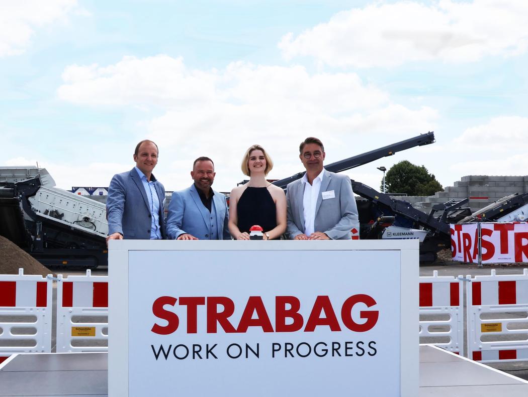 Lukas Klippel (RheinCargo), Andres Thull, Melanie Hegemann (beide STRABAG) und Sascha Odermatt (RheinCargo) bei der Einweihung des neuen Wertstrommanagement-Standorts im Neusser Hafen. (Foto. Rheincargo)
