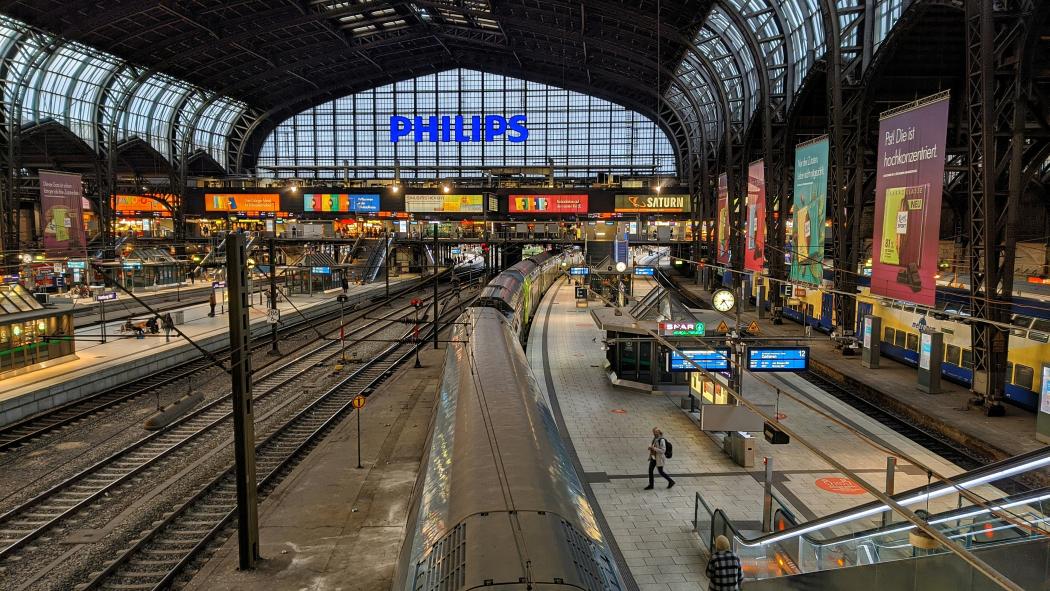 Mit dem Deutschlandticket sind Schülerinnen und Schüler auch in den Sommerferien bundesweit im Nahverkehr mobil – vielerorts inklusive Fahrradmitnahme. | Foto: Sven Masuhr via Unsplash