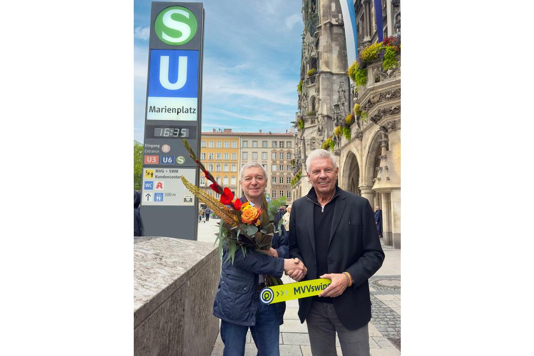 Münchens Oberbürgermeister Dieter Reiter gratuliert dem einmillionsten Fahrgast Johann Ebner. | Foto: Münchner Verkehrs- und Tarifverbund GmbH (MVV)