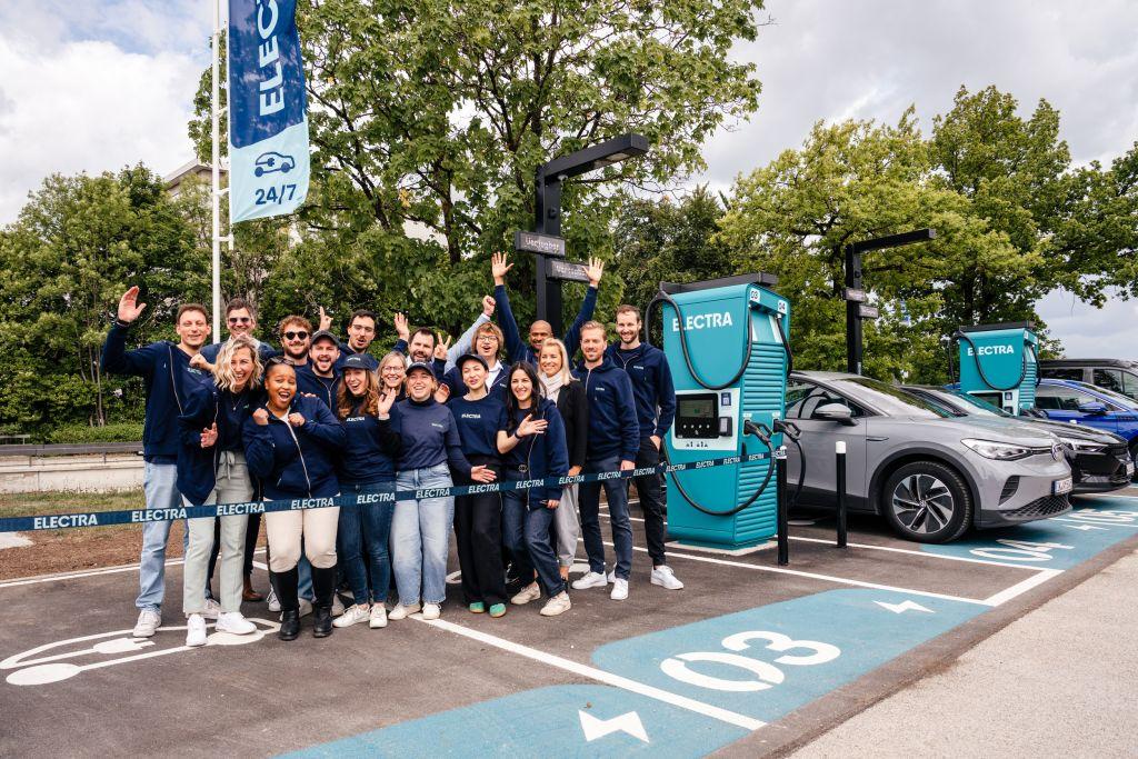 Wollen in Deutschland weiter stark Strom geben: Das Team von Electra, hier bei der Eröffnung der ersten eigenen Station in Gräfelfing bei München. Jetzt kommt eine Station in Dortmund dazu. Und günstige Ladepreise. | Foto: Electra