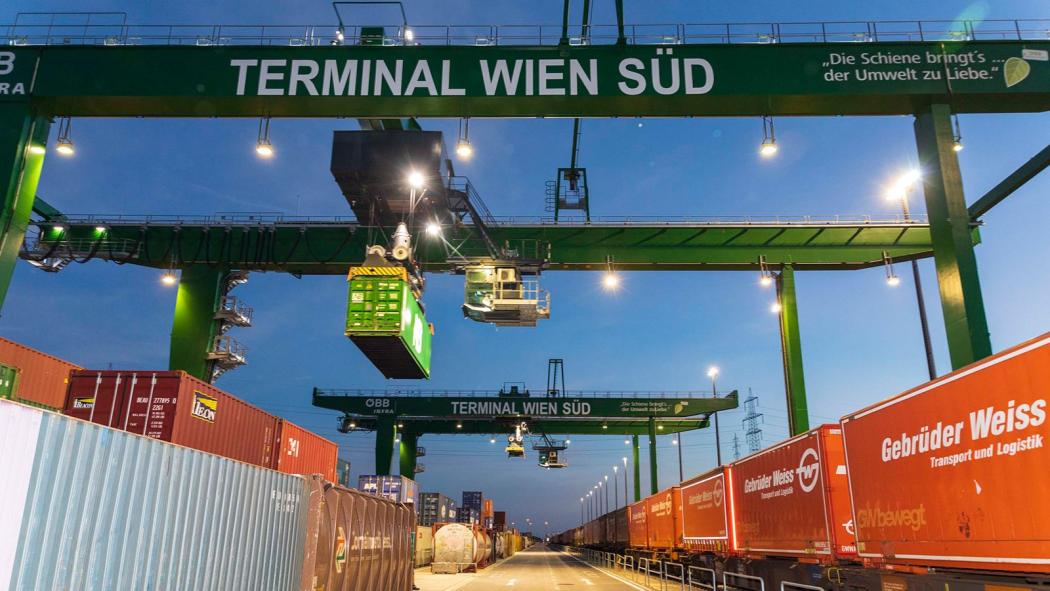 Im Bild ein Güterzug unter einem Portalkran am Terminal Wien Süd bei Nacht. Foto: ÖBB/Zenz