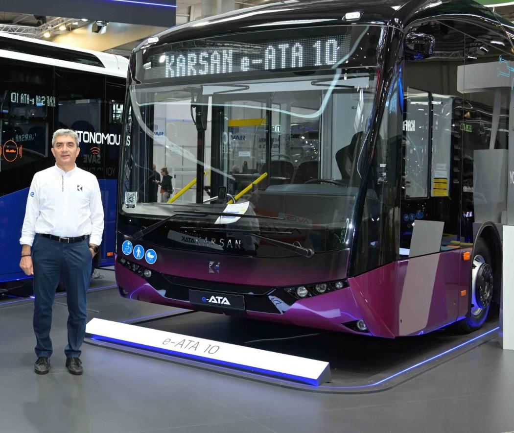 Karsan-CEO Okan Baş mit dem Karsan e-ATA Elektrobus: Bis 2026 sollen 42 weitere Fahrzeuge in Chitila und Focșani den öffentlichen Nahverkehr verstärken. | Foto: Karsan