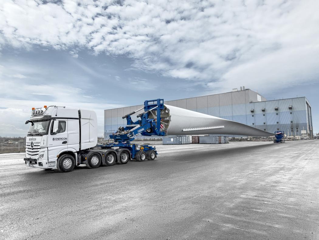 Die ersten Transporte mit dem neuen Scheuerle RBTS verliefen reibungslos. Das innovative System ermöglichte es den Fahrern, auch anspruchsvolle Streckenabschnitte souverän zu meistern und die wertvolle Ladung sicher ans Ziel zu bringen. (Foto: Scheuerle)